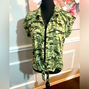 No Boundaries Button Down Top || Size M (7-9) || Green Camouflage